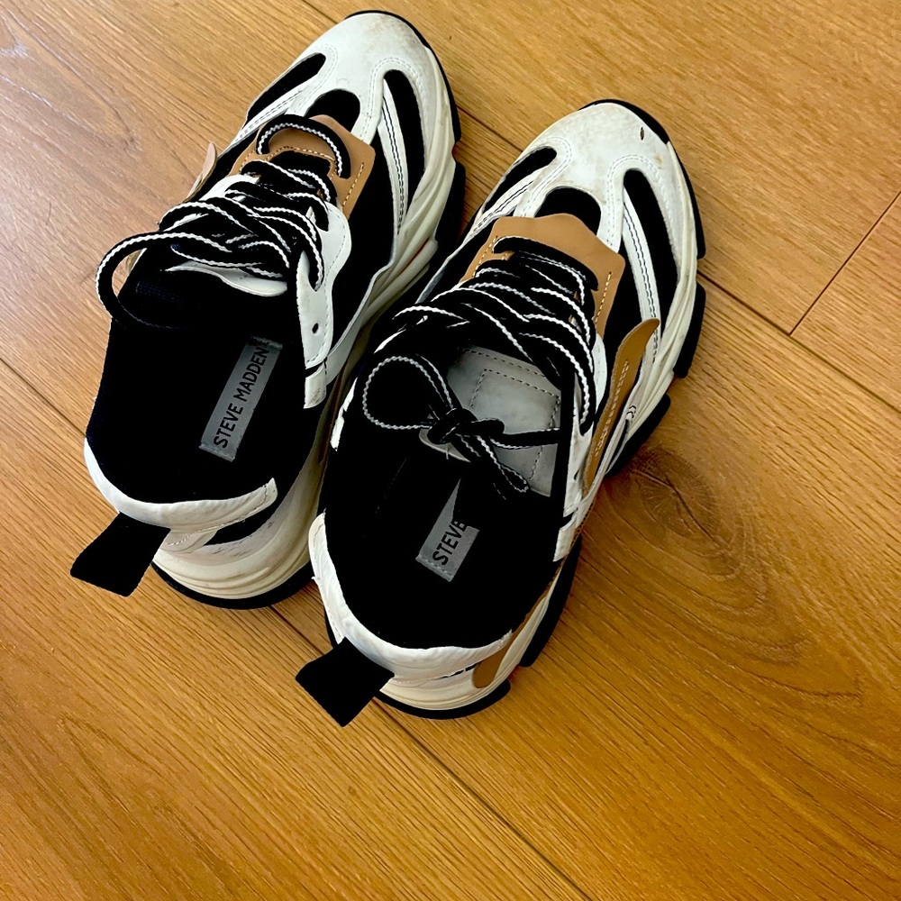 Steven Madden Black & Tan Platform Sneakers, size 6